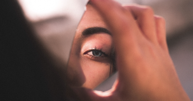 Kvinna som ser sig i spegeln. Foto Ismael Sanchez from Pexels