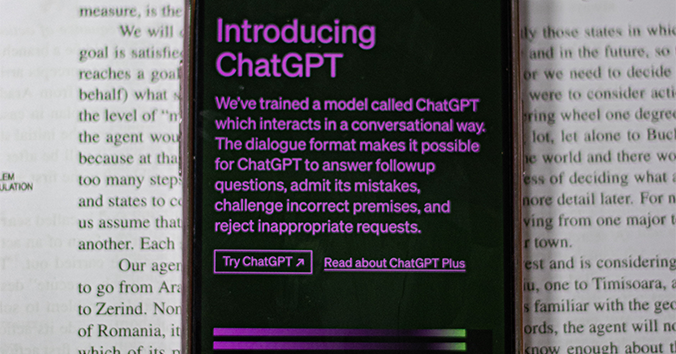 Mobiltelefon som visar appen ChatGPT