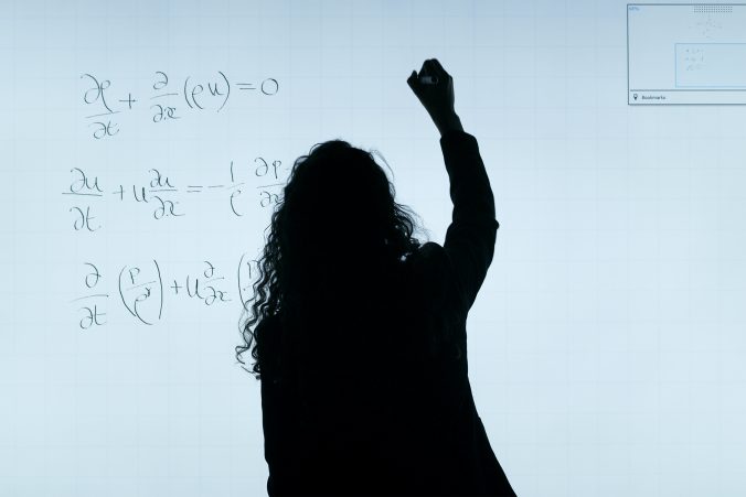 Kvinna som undervisar, foto av ThisIsEngineering på Pexels