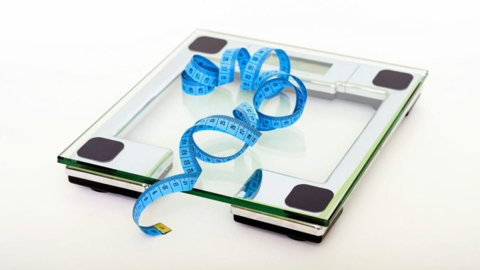 Våg och måttband. Bild från Pixabay https://www.pexels.com/photo/blue-tape-measuring-on-clear-glass-square-weighing-scale-53404/