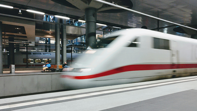 tåg som passerar station, foto: Ingo Joseph på Pexels