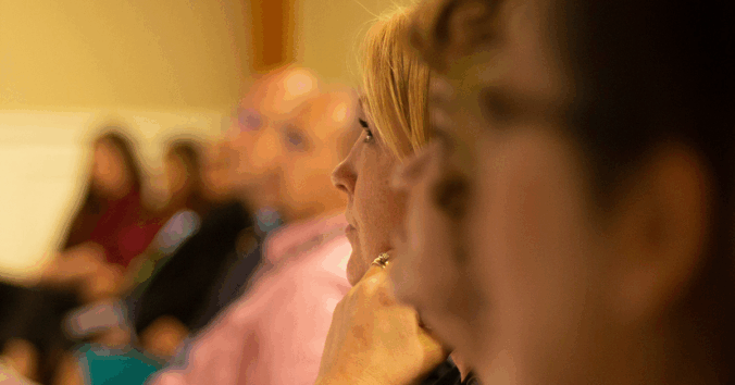 Sjuksköterska som blivit doktorand på seminarium. Foto av RU Recovery Ministries på Unsplash